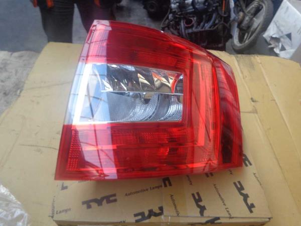 FEU ARRIERE DROIT SKODA OCTAVIA BREAK - Vue 1